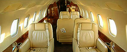 Interior de la Embraer Legacy jet privado