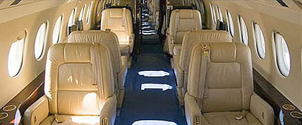 Interior de la jet privado Falcon 2000