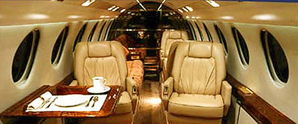 Interior de la jet privado Falcon 50