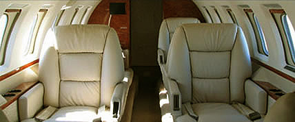 Interior de la Hawker 1000 Jet Privado